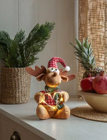Joylight dekorasjonsfigur 12 cm - brun med røde, grønne og hvite detaljer - Interiør - Dekorasjon & innredningsdetaljer - Julepynt & juledekorasjon