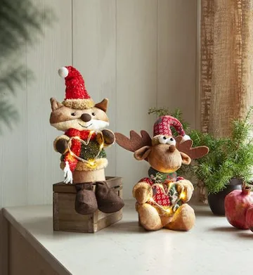 Joylight dekorasjonsfigur 12 cm - brun med røde, grønne og hvite detaljer - Interiør - Dekorasjon & innredningsdetaljer - Julepynt & juledekorasjon