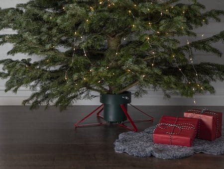 Granig juletrefot 57 cm - grønn/rød - Interiør - Dekorasjon & innredningsdetaljer - Julepynt & juledekorasjon