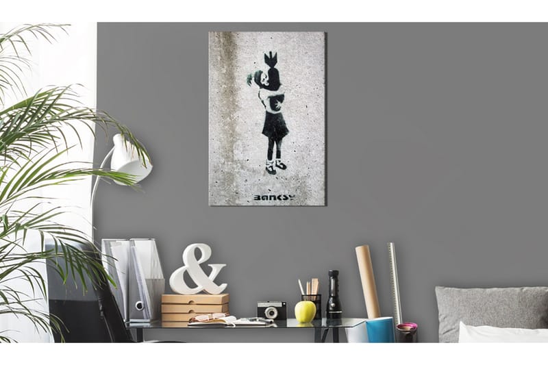 Bilde Bomb Hugger By Banksy 60x90 - Artgeist sp. z o. o. - Lerretsbilder