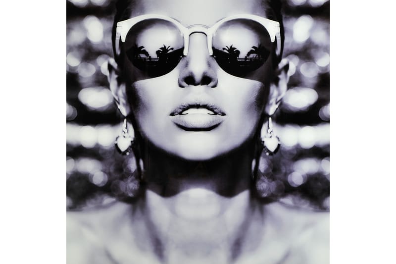 Bilde Woman with sunglasses - 120x120 cm - Lerretsbilder