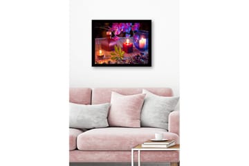 Innrammet lerret i tre - 41x56 cm - Atmosfærisk komposisjon med stearinlys og blomster - Lilla / Rød / Grønn - Interiør - Maleri & posters - Lerretsbilder