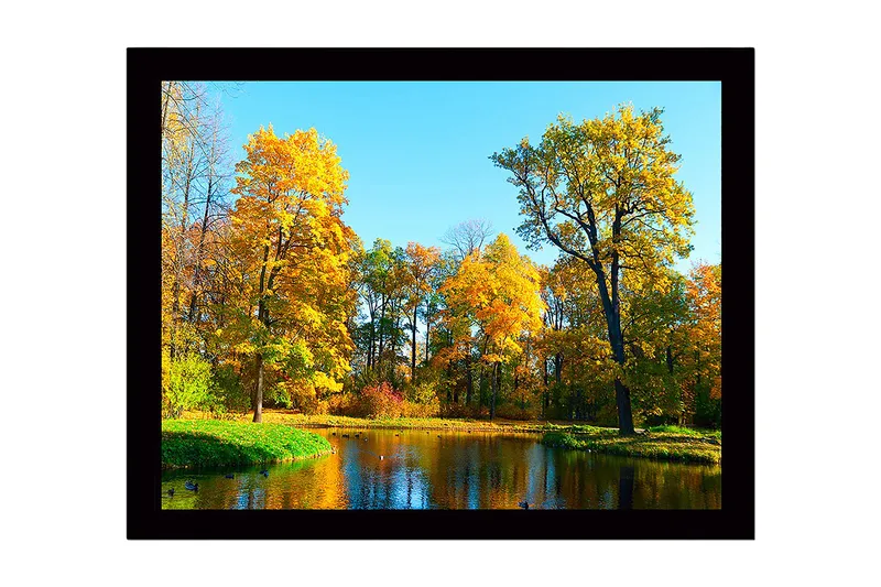 Innrammet lerret i tre - 41x56 cm - Fargerik høstskog ved en speilblank innsjø, Gyllenoransje / Grønn / Blå