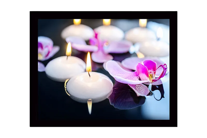 Innrammet lerret i tre - 41x56 cm - Flytende lys og orkideer i harmonisk samspill, Hvit / Lilla