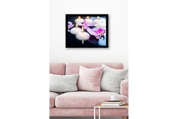 Innrammet lerret i tre - 41x56 cm - Flytende lys og orkideer i harmonisk samspill - Hvit / Lilla - Interiør - Maleri & posters - Lerretsbilder