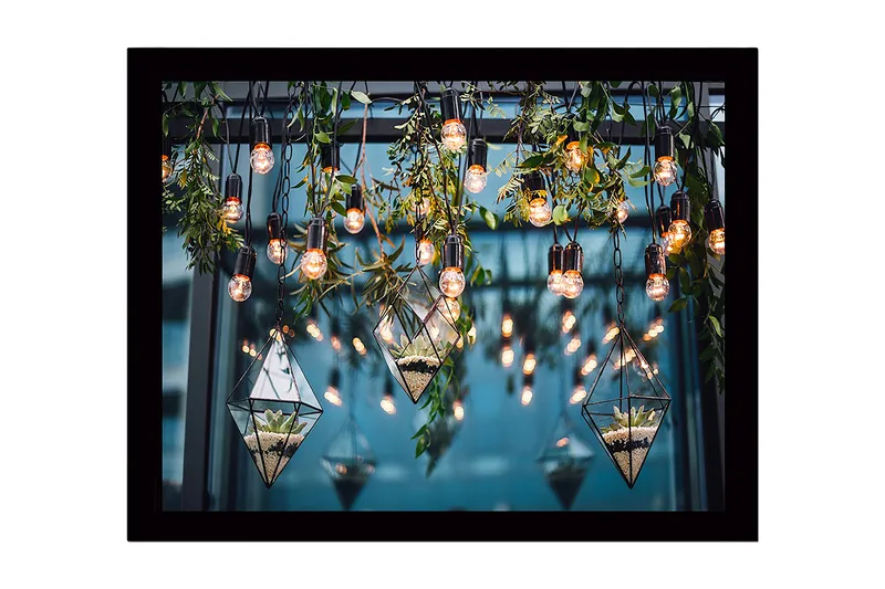 Innrammet lerret i tre - 41x56 cm - Hengende glassvase med planter og lyskilder, Grønn / Svart / Gull