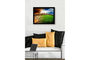 Innrammet lerret i tre - 41x56 cm - Kontrast mellom en tørr jord og et frodig bymiljø - Grønn / Brun / Oransje - Interiør - Maleri & posters - Lerretsbilder