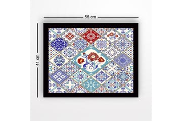Innrammet lerret i tre - 41x56 cm - Mønstret flisekomposisjon med blomstermotiver og geometriske former - Blå / Rød / Hvit - Interiør - Maleri & posters - Lerretsbilder