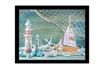 Innrammet lerret i tre - 41x56 cm - Maritim scene med seilbåt og fyr - Turkis / Hvit / Beige - Interiør - Maleri & posters - Lerretsbilder