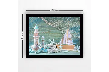 Innrammet lerret i tre - 41x56 cm - Maritim scene med seilbåt og fyr - Turkis / Hvit / Beige - Interiør - Maleri & posters - Lerretsbilder