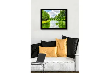 Innrammet lerret i tre - 41x56 cm - Speillignende vannflater omgitt av frodig grøntområde - Grønn / Blå / Hvit - Interiør - Maleri & posters - Lerretsbilder