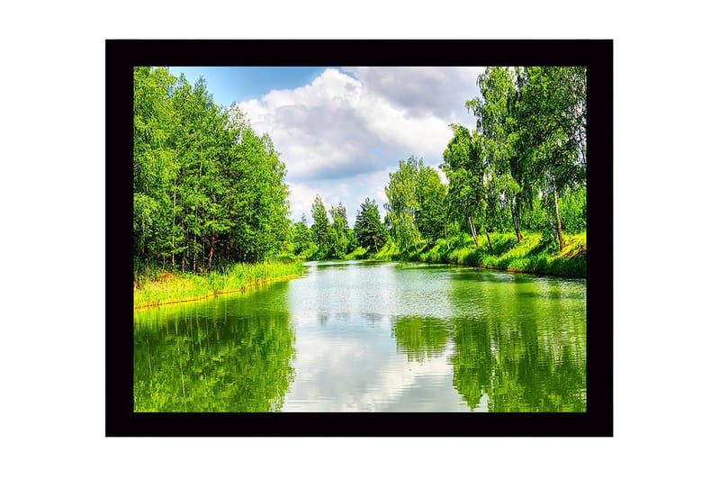 Innrammet lerret i tre - 41x56 cm - Speillignende vannflater omgitt av frodig grøntområde, Grønn / Blå / Hvit