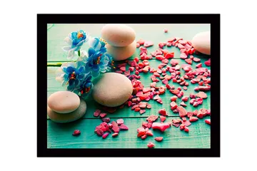 Innrammet lerret i tre - 41x56 cm - Steinarrangement med blå blomster og rosa steiner - Blå / Rosa / Grå - Interiør - Maleri & posters - Lerretsbilder