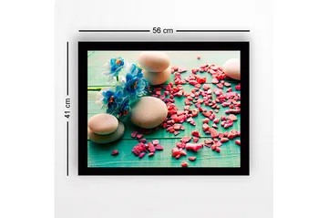 Innrammet lerret i tre - 41x56 cm - Steinarrangement med blå blomster og rosa steiner - Blå / Rosa / Grå - Interiør - Maleri & posters - Lerretsbilder