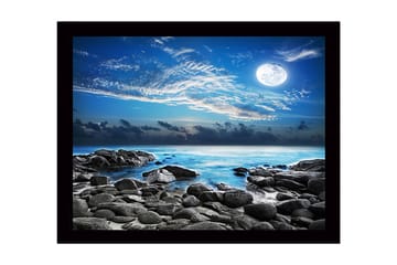 Innrammet lerret i tre - 41x56 cm - Stemningsfullt sjølandskap med måne og steiner - Blå / Grå / Hvit - Interiør - Maleri & posters - Lerretsbilder