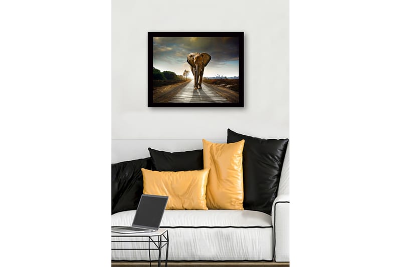 Innrammet lerret i tre - 41x56 cm - Storslått elefant som går langs en vei i et dramatisk landskap - Grå / Brun / Grønn - Interiør - Maleri & posters - Lerretsbilder