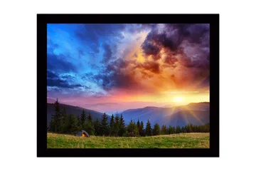 Innrammet lerret i tre - 41x56 cm - Storslått solnedgang over fjell og skog - Blå / Oransje / Grønn - Interiør - Maleri & posters - Lerretsbilder