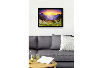 Innrammet lerret i tre - 41x56 cm - Storslått soloppgang over fjell og daler - Gull / Lilla / Grønn - Interiør - Maleri & posters - Lerretsbilder