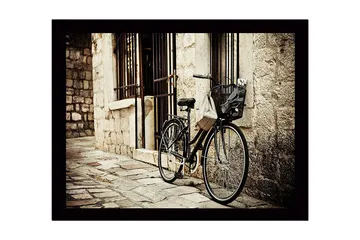 Innrammet lerret i tre - 41x56 cm - Sykkel lent mot en gammel steinmur - Svart / Beige / Grå - Interiør - Maleri & posters - Lerretsbilder