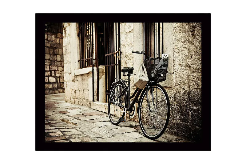 Innrammet lerret i tre - 41x56 cm - Sykkel lent mot en gammel steinmur, Svart / Beige / Grå