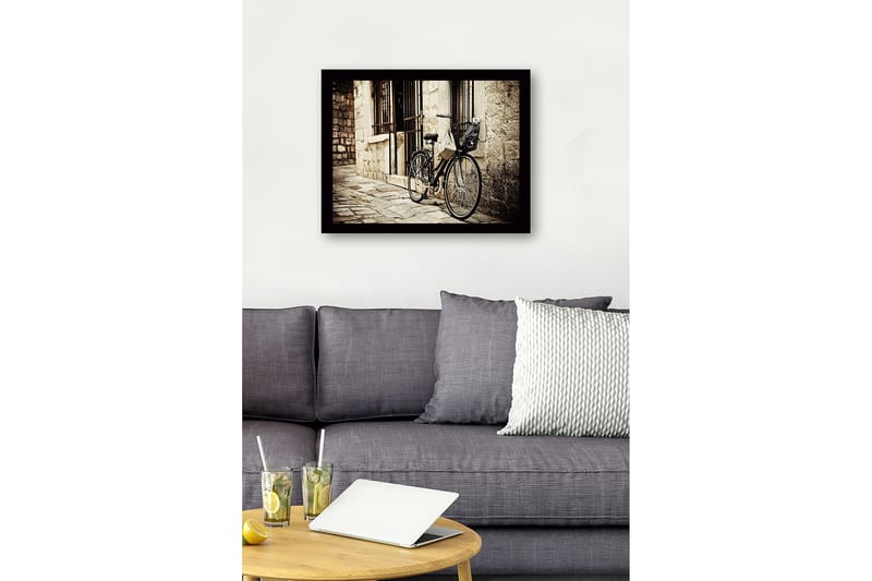 Innrammet lerret i tre - 41x56 cm - Sykkel lent mot en gammel steinmur - Svart / Beige / Grå - Interiør - Maleri & posters - Lerretsbilder