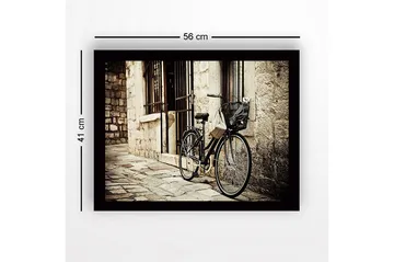 Innrammet lerret i tre - 41x56 cm - Sykkel lent mot en gammel steinmur - Svart / Beige / Grå - Interiør - Maleri & posters - Lerretsbilder