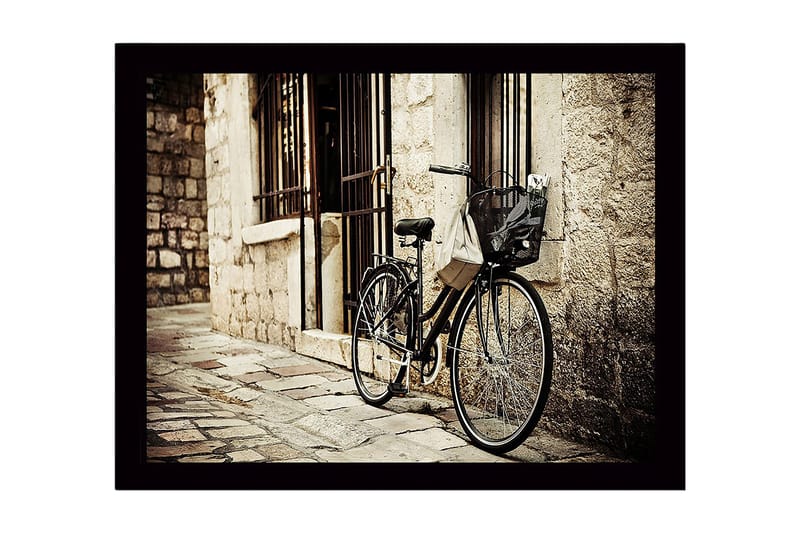 Innrammet lerret i tre - 41x56 cm - Sykkel lent mot en gammel steinmur, Svart / Beige / Grå