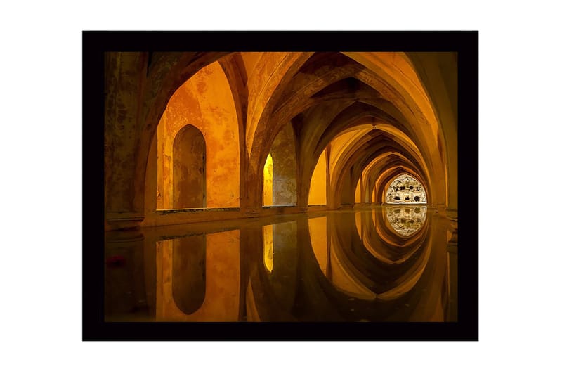 Innrammet lerret i tre - 41x56 cm - Vakker arkitektur med refleksjoner i en stille vannoverflate, Gull / Oransje / Brun