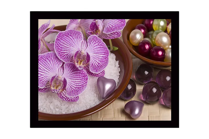 Innrammet lerret i tre - 41x56 cm - Vakker samling av orkideer og dekorasjoner i skåler, Lilla / Hvit / Grønn