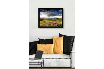 Innrammet lerret i tre - 41x56 cm - Vakkert fjellandskap med blomstrende enger - Grønn / Rosa / Blå - Interiør - Maleri & posters - Lerretsbilder