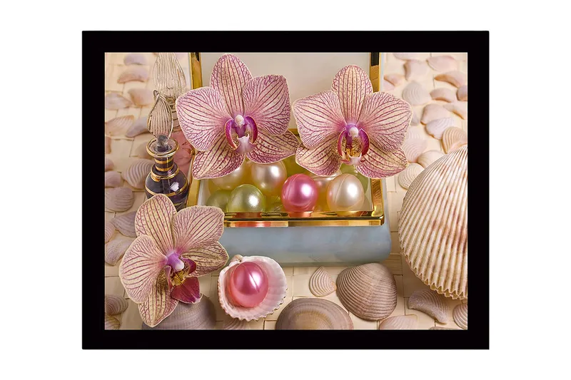 Innrammet lerret i tre - 41x56 cm - Vakre orkideer omgitt av perler og skjell, Lys rosa / Grønn / Perlehvit