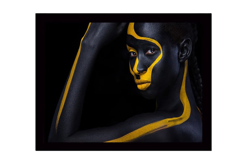 Innrammet lerret i tre - 41x56 cm - Portrett av en person med svart og gul kroppsmaling, Svart / Gul