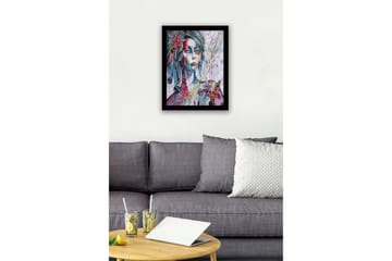 Innrammet lerret i tre - 41x56 cm - Portrett av en kvinne med fargerike detaljer og en sommerfugl - Rosa / Blå / Gul - Interiør - Maleri & posters - Lerretsbilder