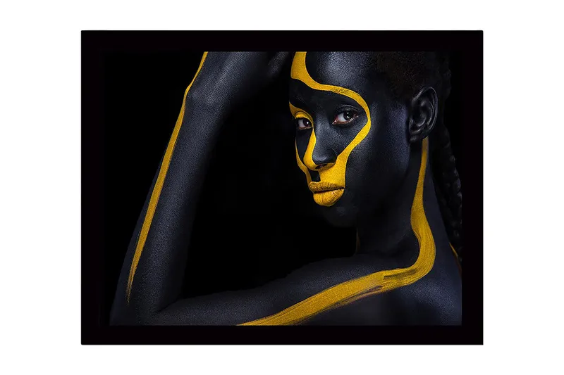 Innrammet lerret i tre - 41x56 cm - Portrett av en person med svart og gul kroppsmaling, Svart / Gul