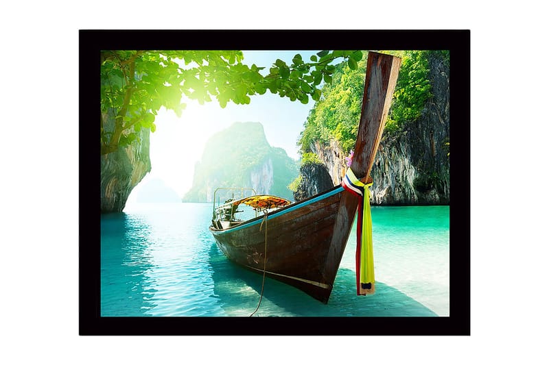 Innrammet lerretsbilde i tre - 41x56 cm - Båt ligger stille i en klar, turkis lagune omgitt av grønne klipper - Turkis / Grønn / Brun - Interiør - Maleri & posters - Lerretsbilder