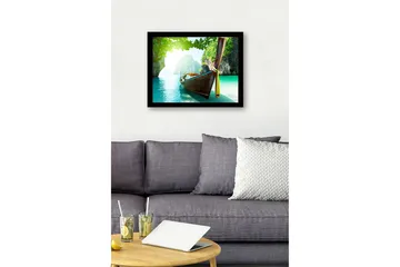 Innrammet lerretsbilde i tre - 41x56 cm - Båt ligger stille i en klar, turkis lagune omgitt av grønne klipper - Turkis / Grønn / Brun - Interiør - Maleri & posters - Lerretsbilder