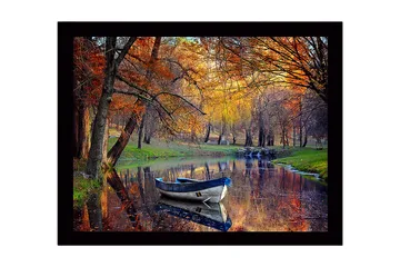 Innrammet lerretsbilde i tre - 41x56 cm - Båt som flyter stille i en speilblank innsjø omgitt av høstfargede trær - Oransje / Grønn / Blå - Interiør - Maleri & posters - Lerretsbilder