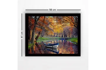 Innrammet lerretsbilde i tre - 41x56 cm - Båt som flyter stille i en speilblank innsjø omgitt av høstfargede trær - Oransje / Grønn / Blå - Interiør - Maleri & posters - Lerretsbilder