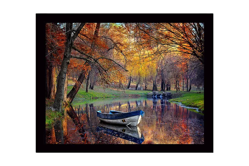 Innrammet lerretsbilde i tre - 41x56 cm - Båt som flyter stille i en speilblank innsjø omgitt av høstfargede trær, Oransje / Grønn / Blå