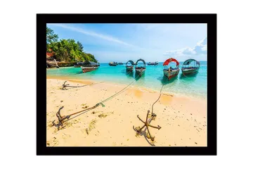 Innrammet lerretsbilde i tre - 41x56 cm - Båter ankret opp ved en solrik strand med klart turkis vann - Turkis / Beige / Grønn - Interiør - Maleri & posters - Lerretsbilder