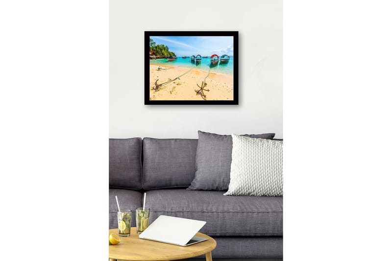 Innrammet lerretsbilde i tre - 41x56 cm - Båter ankret opp ved en solrik strand med klart turkis vann - Turkis / Beige / Grønn - Interiør - Maleri & posters - Lerretsbilder