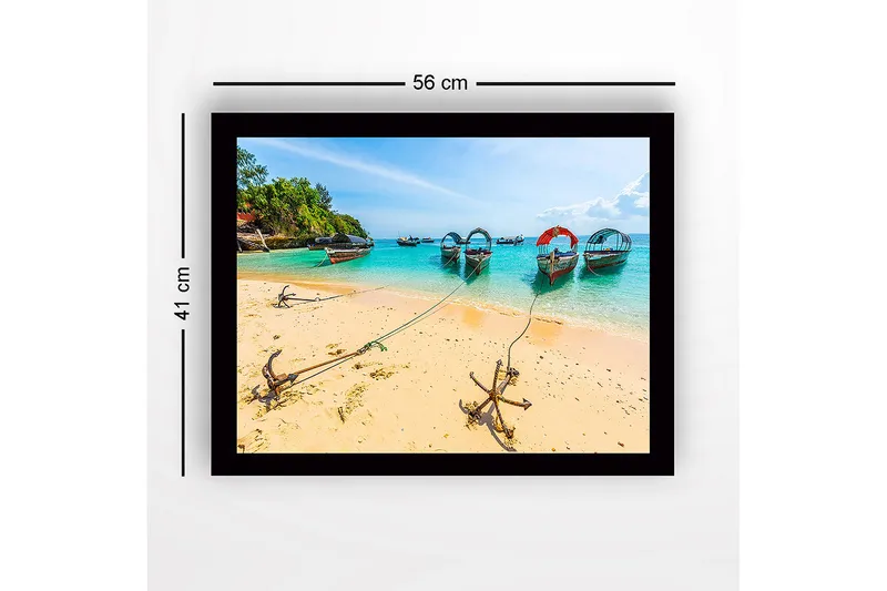 Innrammet lerretsbilde i tre - 41x56 cm - Båter ankret opp ved en solrik strand med klart turkis vann - Turkis / Beige / Grønn - Interiør - Maleri & posters - Lerretsbilder