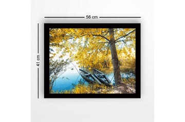 Innrammet lerretsbilde i tre - 41x56 cm - Båter på en speilblank innsjø omgitt av gyldne høstblader - Gull / Grønn / Blå - Interiør - Maleri & posters - Lerretsbilder