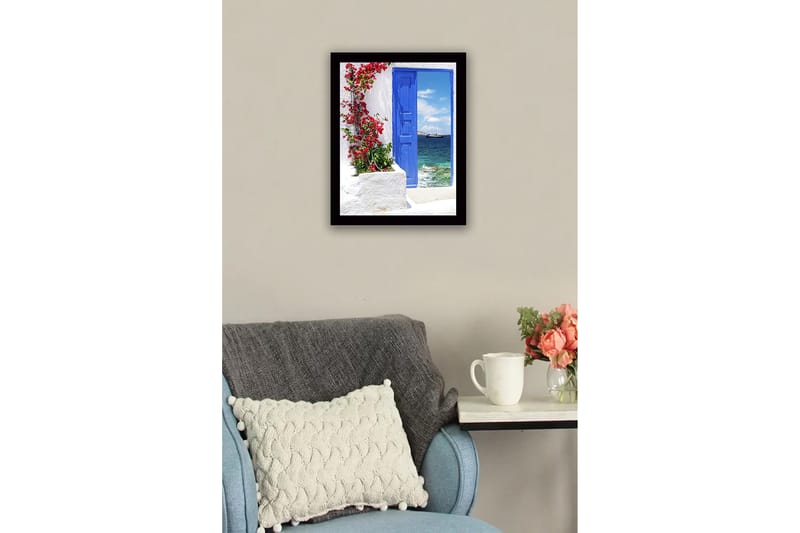 Innrammet lerretsbilde i tre - 41x56 cm - Blå dør med blomster i rødt foran havutsikt - Blå / Rød / Hvit - Interiør - Maleri & posters - Lerretsbilder