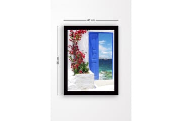 Innrammet lerretsbilde i tre - 41x56 cm - Blå dør med blomster i rødt foran havutsikt - Blå / Rød / Hvit - Interiør - Maleri & posters - Lerretsbilder