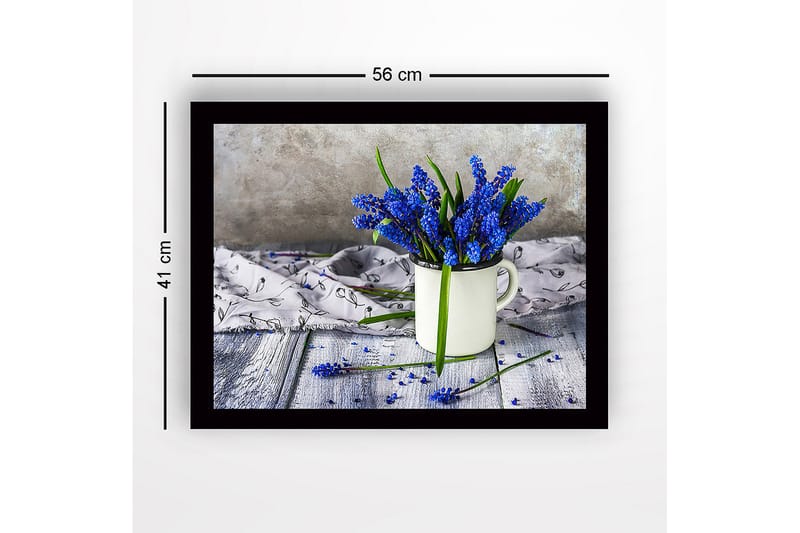 Innrammet lerretsbilde i tre - 41x56 cm - Blomsteroppsats med blå perlehyasinter i en hvit kopp - Blå / Grønn / Hvit - Interiør - Maleri & posters - Lerretsbilder