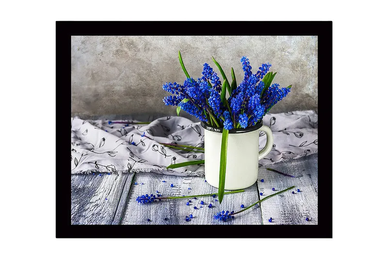 Innrammet lerretsbilde i tre - 41x56 cm - Blomsteroppsats med blå perlehyasinter i en hvit kopp, Blå / Grønn / Hvit