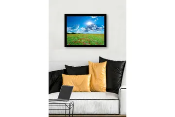 Innrammet lerretsbilde i tre - 41x56 cm - Blomstrende eng med røde valmuer og hvite blomster under en klar blå himmel - Grønn / Rød / Hvit - Interiør - Maleri & posters - Lerretsbilder