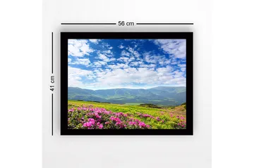 Innrammet lerretsbilde i tre - 41x56 cm - Blomstrende eng med rosa blomster og fjerne fjell i bakgrunnen - Rosa / Grønn / Blå - Interiør - Maleri & posters - Lerretsbilder