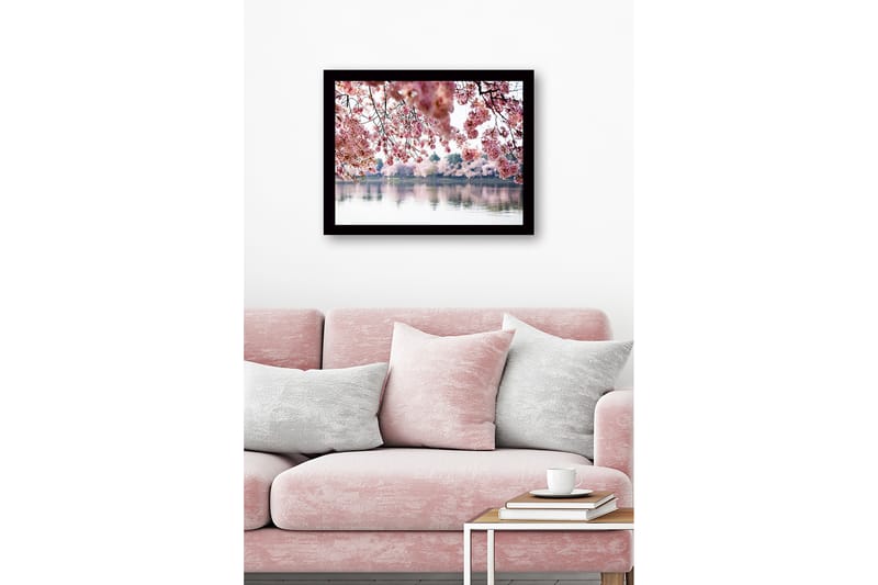 Innrammet lerretsbilde i tre - 41x56 cm - Blomstrende kirsebærtrær ved en speilblank innsjø - Rosa / Grønn / Blå - Interiør - Maleri & posters - Lerretsbilder